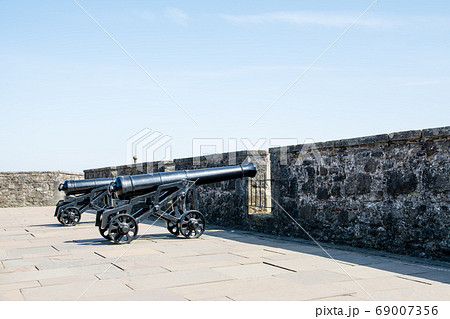 スターリング城石壁の間から外を狙う大砲 69007356