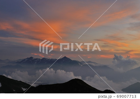 丸山より遠く剱岳、立山を眺める登山者達 69007713