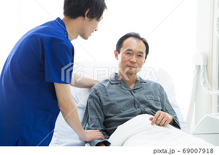 入院患者とドクター 69007918