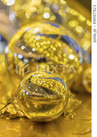 黄金の玉のクリスマス ボールの写真素材 [69007921] - PIXTA