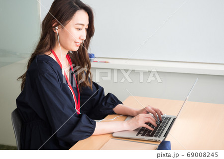 ビジネスシーン 会議室でweb会議中の女性 ビジネスシーン 会議室でweb会議中の女性 69008245