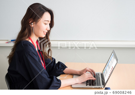 ビジネスシーン 会議室でweb会議中の女性 69008246