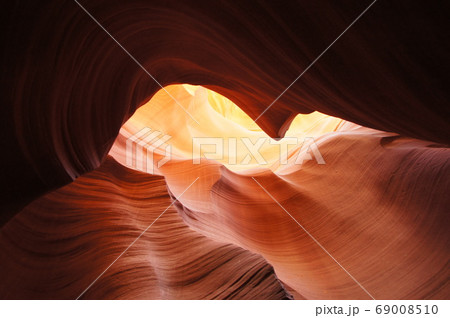 夏の日差しが入り込んで幻想的で美しい模様が浮かび上がるロウアーアンテロープキャニオン 夏の日差しが入り込んで幻想的で美しい模様が浮かび上がるロウアーアンテロープキャニオン 69008510