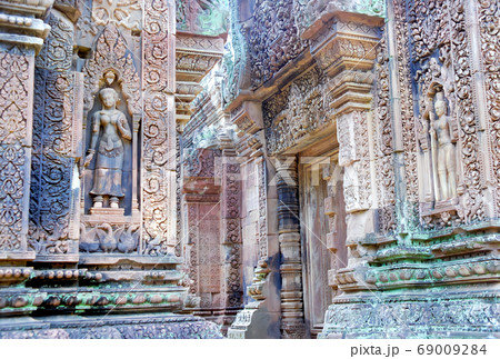 アンコール遺跡バンテアイスレイの精巧なレリーフ 69009284