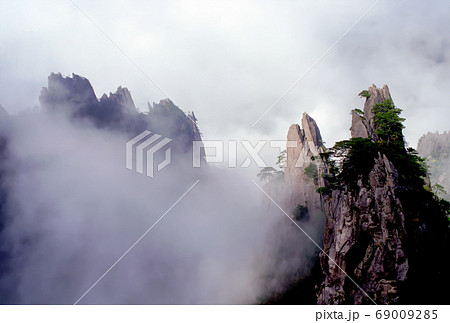中国黄山の雲海 中国黄山の雲海 69009285