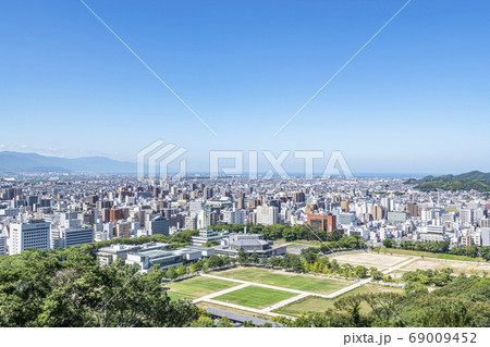 愛媛県松山市　松山城から見る松山の街並み 69009452