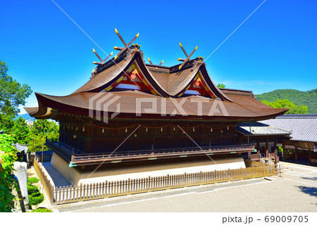 【備中国一宮】吉備津神社　真夏の快晴の空と国宝の社殿　岡山県岡山市北区 69009705