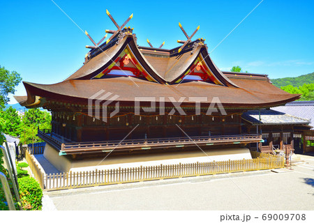 【備中国一宮】吉備津神社　青空と国宝の比翼入母屋造の社殿　岡山県岡山市北区 69009708