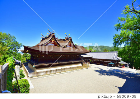 【備中国一宮】吉備津神社 青空と国宝の社殿と境内 岡山県岡山市北区 【備中国一宮】吉備津神社 青空と国宝の社殿と境内 岡山県岡山市北区 69009709