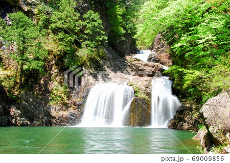 広島県三段峡 新緑の三ツ滝 69009856