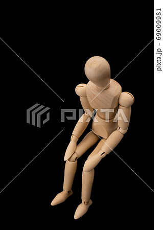 うつむいている男性 69009981