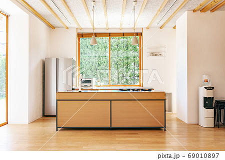 木目のアイランドキッチン 69010897