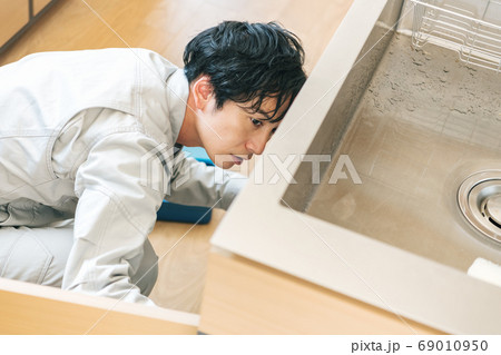 シンク下のトラブルを修理する水道業者 69010950