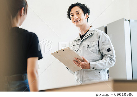 水回りのトラブルに対応するスタッフ 水回りのトラブルに対応するスタッフ 69010986