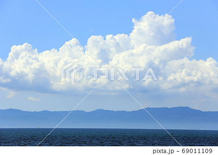 和歌山県和歌山市のマリーナシティの風景、海、黒潮、太平洋【8月】 69011109