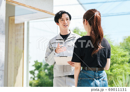 工事について説明する建築関係の業者イメージ 工事について説明する建築関係の業者イメージ 69011131