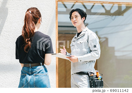 工事について説明する建築関係の業者イメージ 工事について説明する建築関係の業者イメージ 69011142