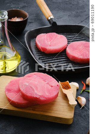 Round tuna cutlet for burger or frying 69011190