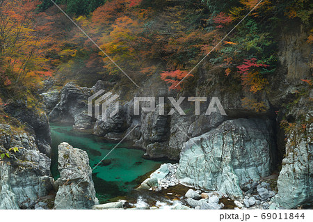 秋の渓谷。石鎚国定公園の風景。 秋の渓谷。石鎚国定公園の風景。 69011844