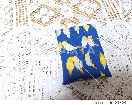 オカメインコ柄のハンドメイドのポケットティッシュケース オカメインコ柄のハンドメイドのポケットティッシュケース 69013042