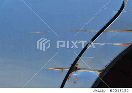 車のボディの傷 69013136