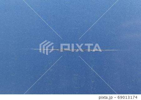 車のボディの傷 69013174