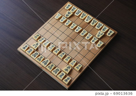 将棋盤と初期位置に並べられた駒 将棋盤と初期位置に並べられた駒 69013636
