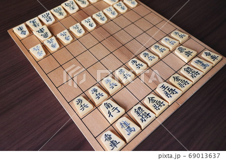 将棋盤と初期位置に並べられた駒 将棋盤と初期位置に並べられた駒 69013637