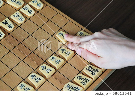 将棋盤と駒を打つ手 将棋盤と駒を打つ手 69013641