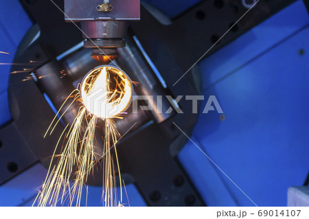 The fiber laser cutting machine . The fiber laser cutting machine . 69014107