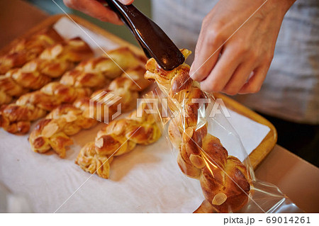 パン屋さんの袋詰め 69014261