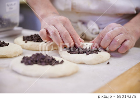パン屋のパン作り パン屋のパン作り 69014278