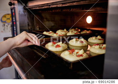オーブンに入れる菓子パン 69014286