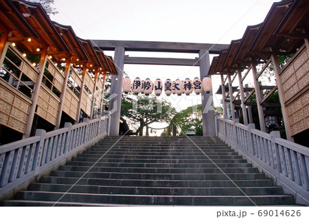 横浜 伊勢山皇大神宮 二の鳥居 表参道・石段( 皇大神宮 ) 神奈川県 横浜市 西区 宮崎町 横浜 伊勢山皇大神宮 二の鳥居 表参道・石段( 皇大神宮 ) 神奈川県 横浜市 西区 宮崎町 69014626