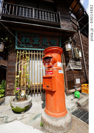 赤いポスト 古いポスト レトロ 有馬温泉 郵便差出箱1号 丸型 の写真素材