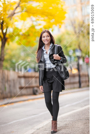 Young woman walking in city street, autumn - Stock Photo [69015009] -  PIXTA