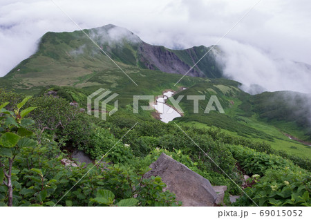 北海道利尻島の日本百名山の利尻山（利尻富士）の山頂付近から観える残雪と利尻山避難小屋 69015052