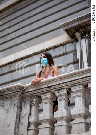 マスクをした外国人女性が外を眺める マスクをした外国人女性が外を眺める 69016362