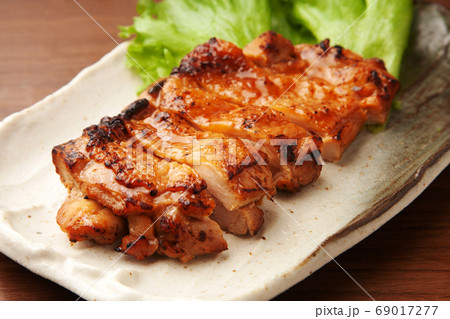 鶏肉の炙り焼き 69017277