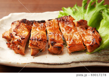 鶏肉の炙り焼き 鶏肉の炙り焼き 69017278