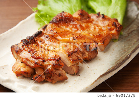 鶏肉の炙り焼き 69017279