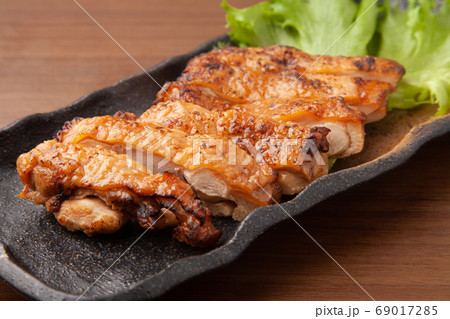 鶏肉の炙り焼き 69017285