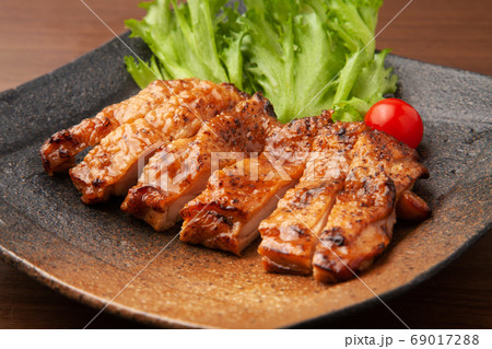 鶏肉の炙り焼き 69017288