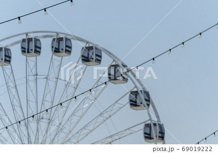 big wheel in the seaside village, in the 69019222