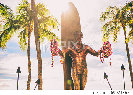 Waikiki Beach Honolulu, statue of Duke Kahanamoku. Travel on Oahu, Hawaii. Famous tourist attraction and surfing landmark in the USA. Sunshine 69021368