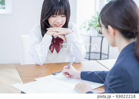 教育イメージ　面談中に落ち込む女子高生を励ます先生 69022218