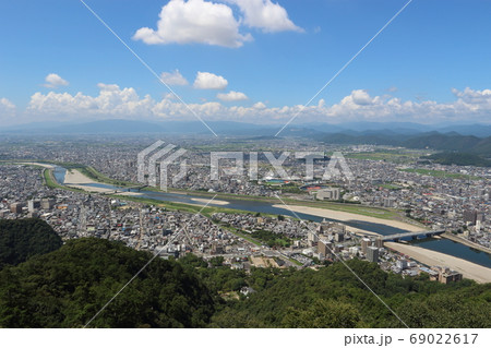 岐阜城、金華山からの町並み(川原町、長良橋、金華橋、忠節橋方面) 岐阜城、金華山からの町並み(川原町、長良橋、金華橋、忠節橋方面) 69022617
