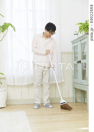 掃除する男性 掃除する男性 69022668