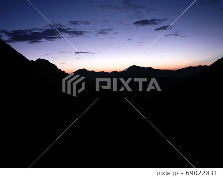 後ろ立山連峰の夜明け 69022831