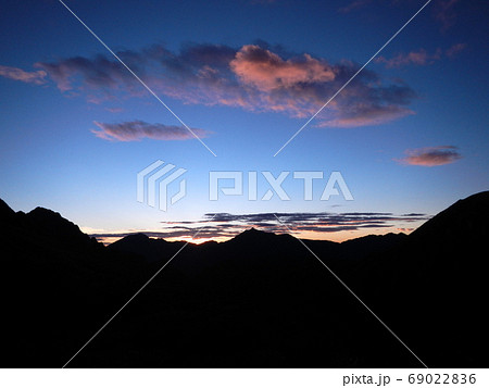 後ろ立山連峰の夜明け 69022836